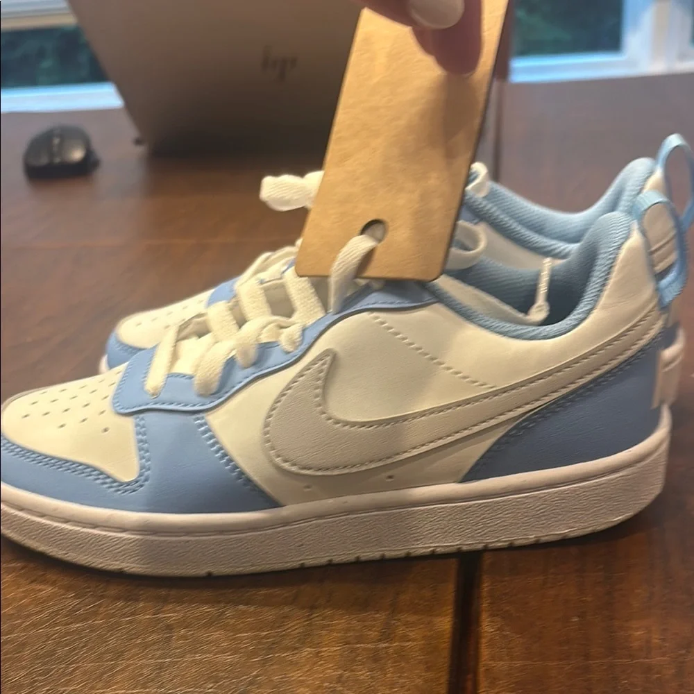 Nike Kids Low-Top Sneaker - White & Light Blue size 4 unisex